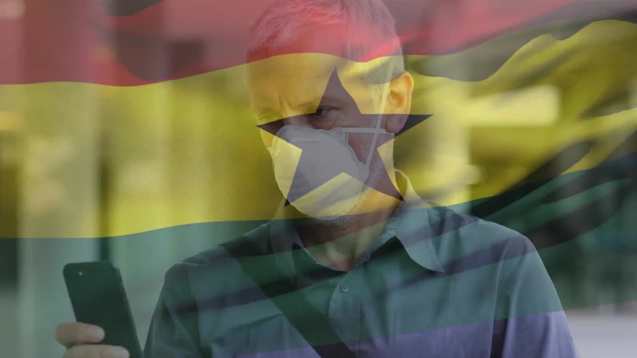 animación de la bandera de ghana sobre un hombre caucásico con máscara facial en la calle de la ciudad