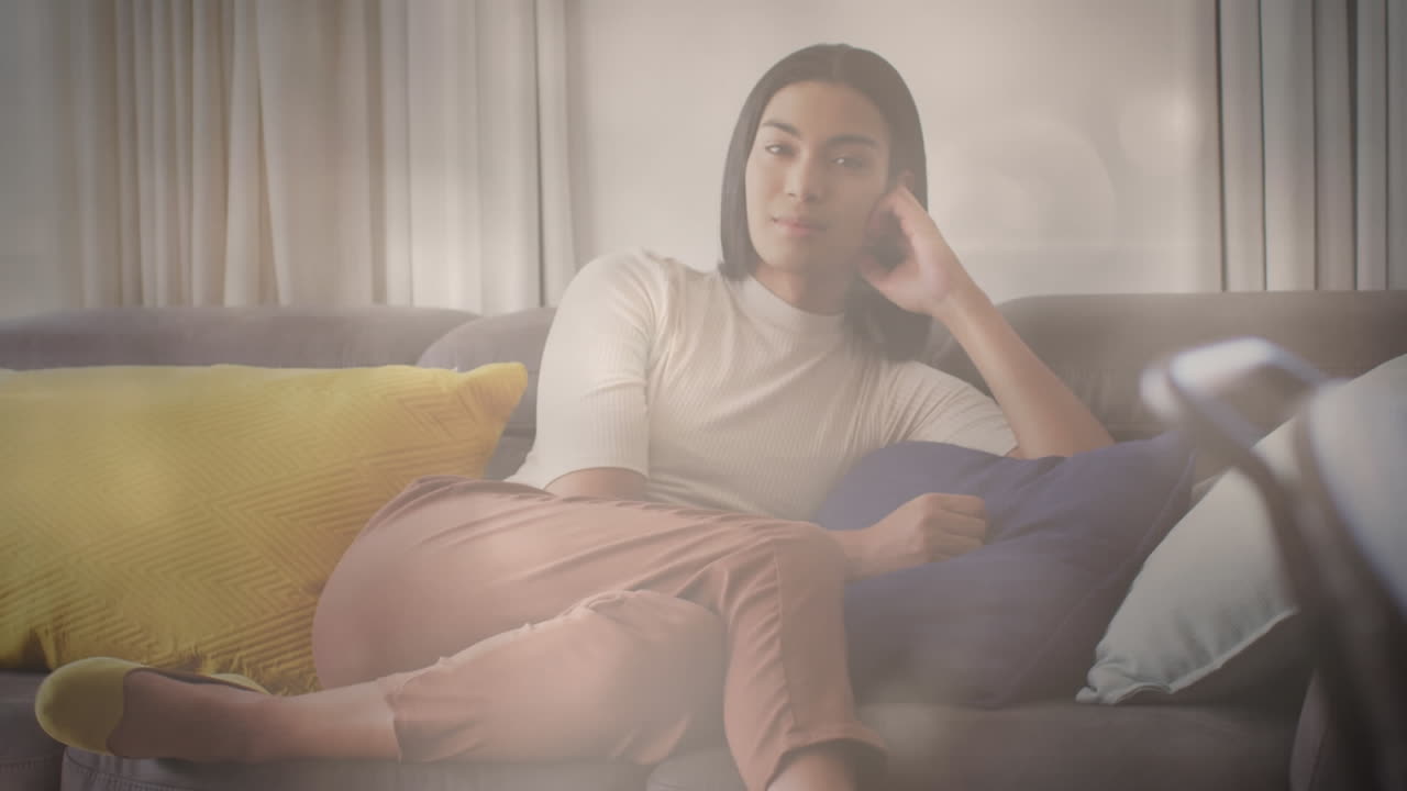 소파 에 앉아 있는 두 인종 의 여성 을 가리키는 빛 의 반점 들 의 애니메이션