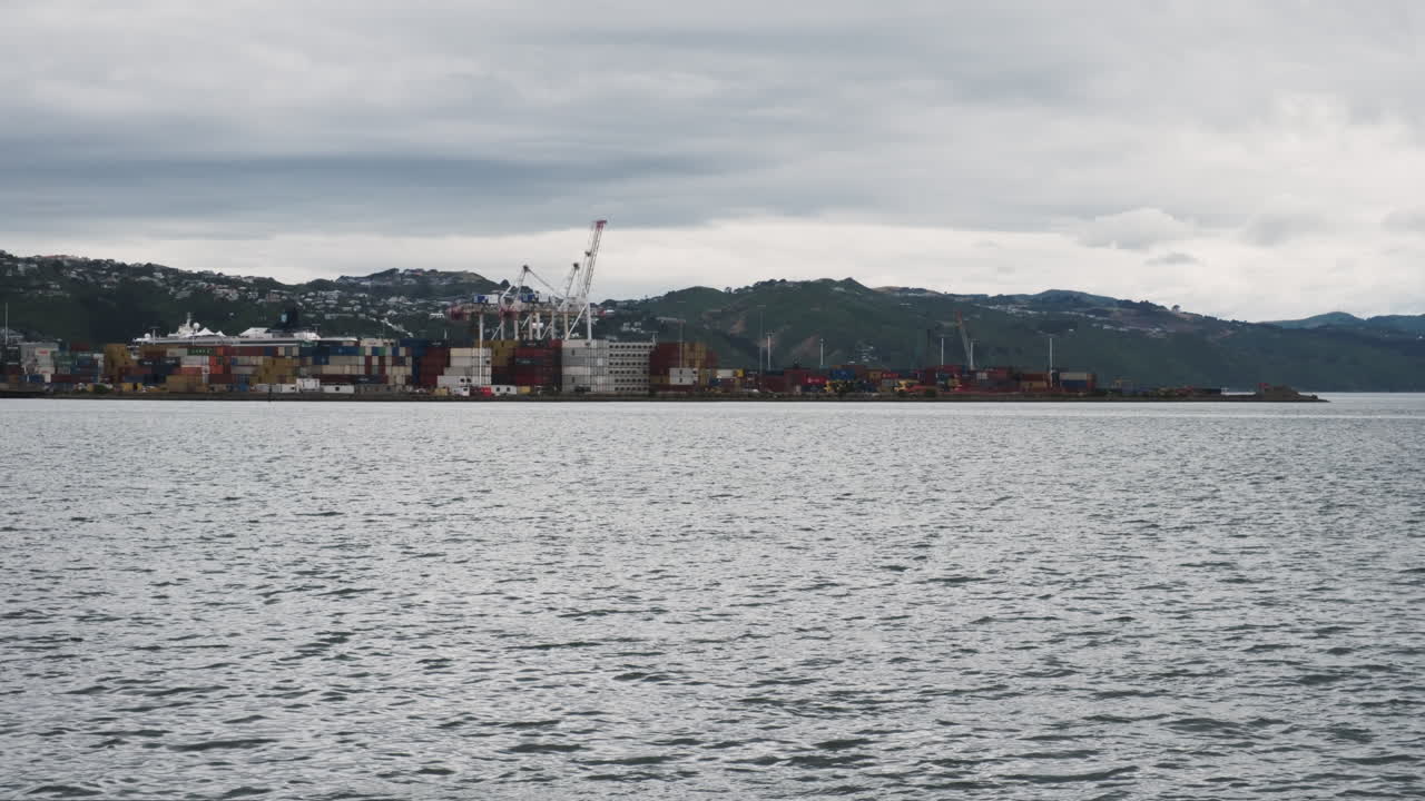 뉴질랜드 웰링턴 의 센트르포트 에  ⁇ 끔 하게 쌓인 운송 컨테이너 들