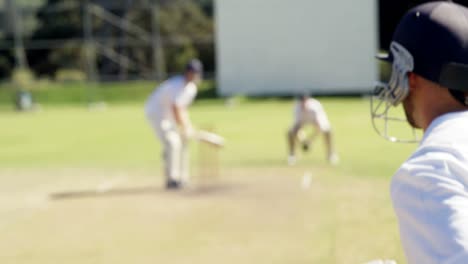 Bateador-Golpeando-Una-Pelota-Durante-Un-Partido-De-Cricket