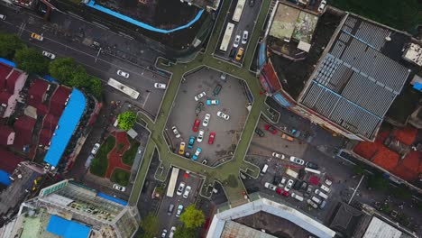 china hora del día ciudad de wuhan tráfico famoso cruce peatonal puente redondo vista aérea superior 4k