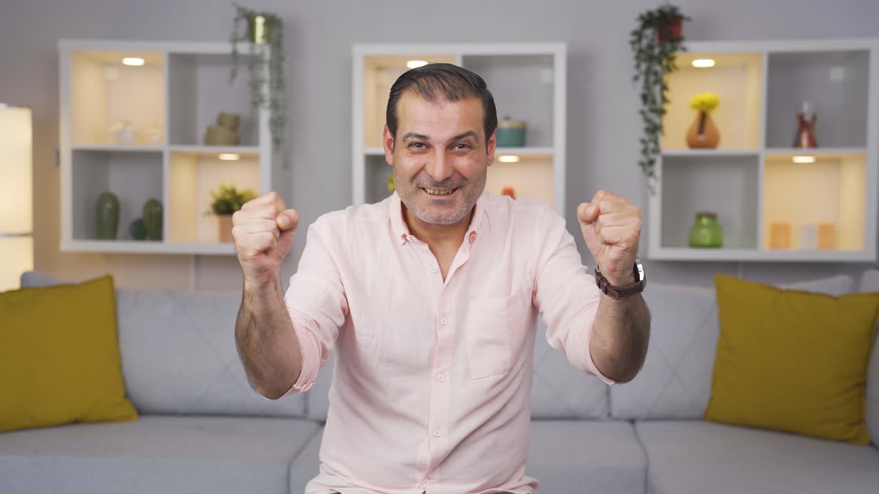 homem a dar um discurso motivacional à câmara.