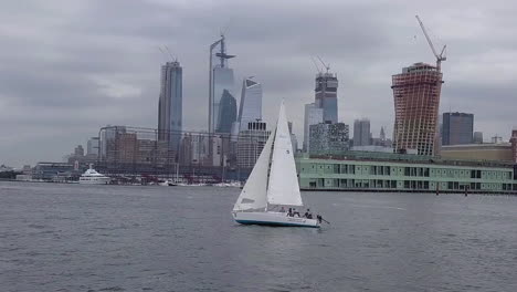 Segelboot-Schwimmt-In-New-York