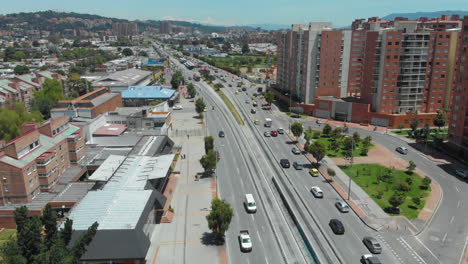 Tráfico-En-Bogotá-Con-Complejo-De-Apartamentos-De-Gran-Altura-En-Bogotá,-Colombia