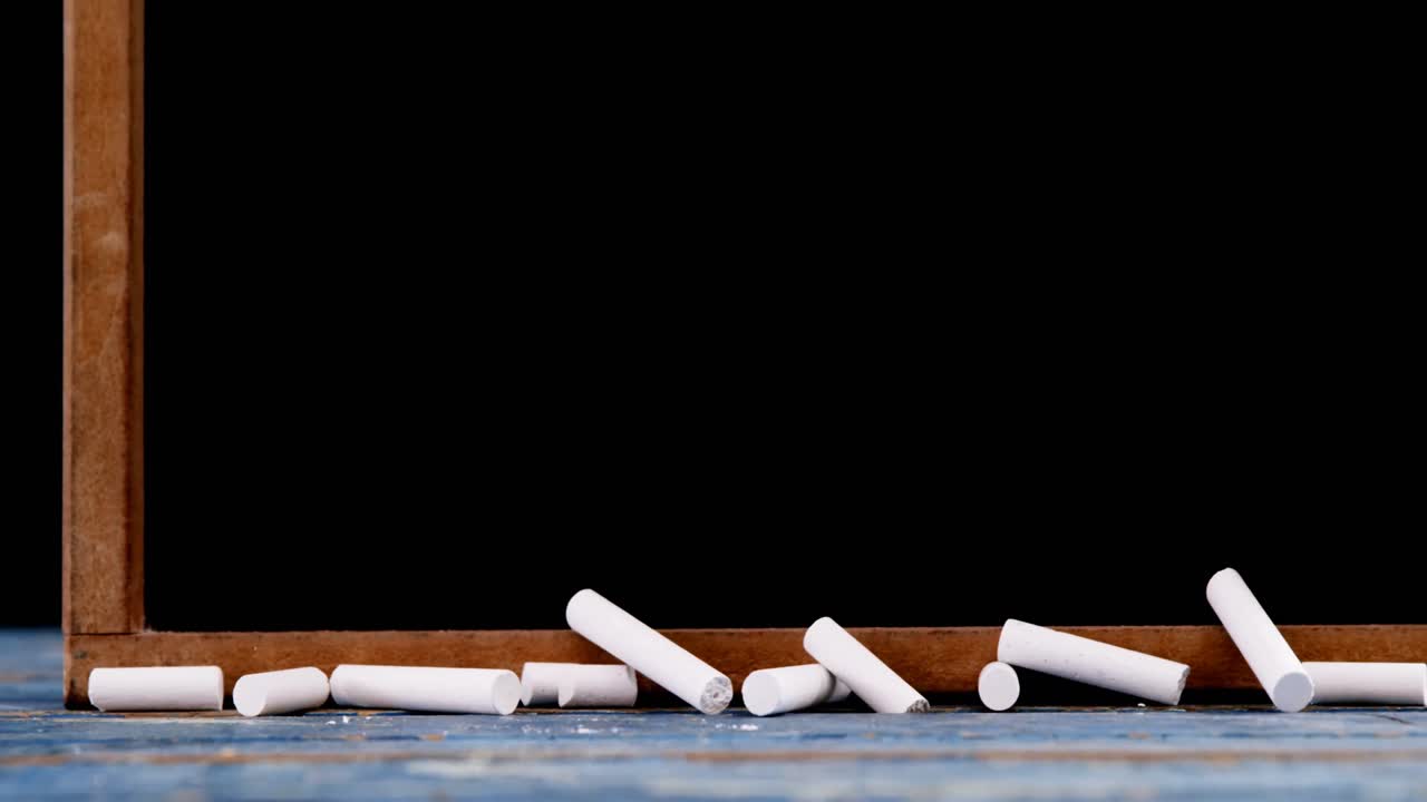 테이블 위 에 있는 빈 스레드 와 크레이드