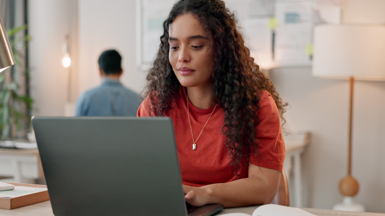 portátil, diseño y escritura con una mujer en un pequeño