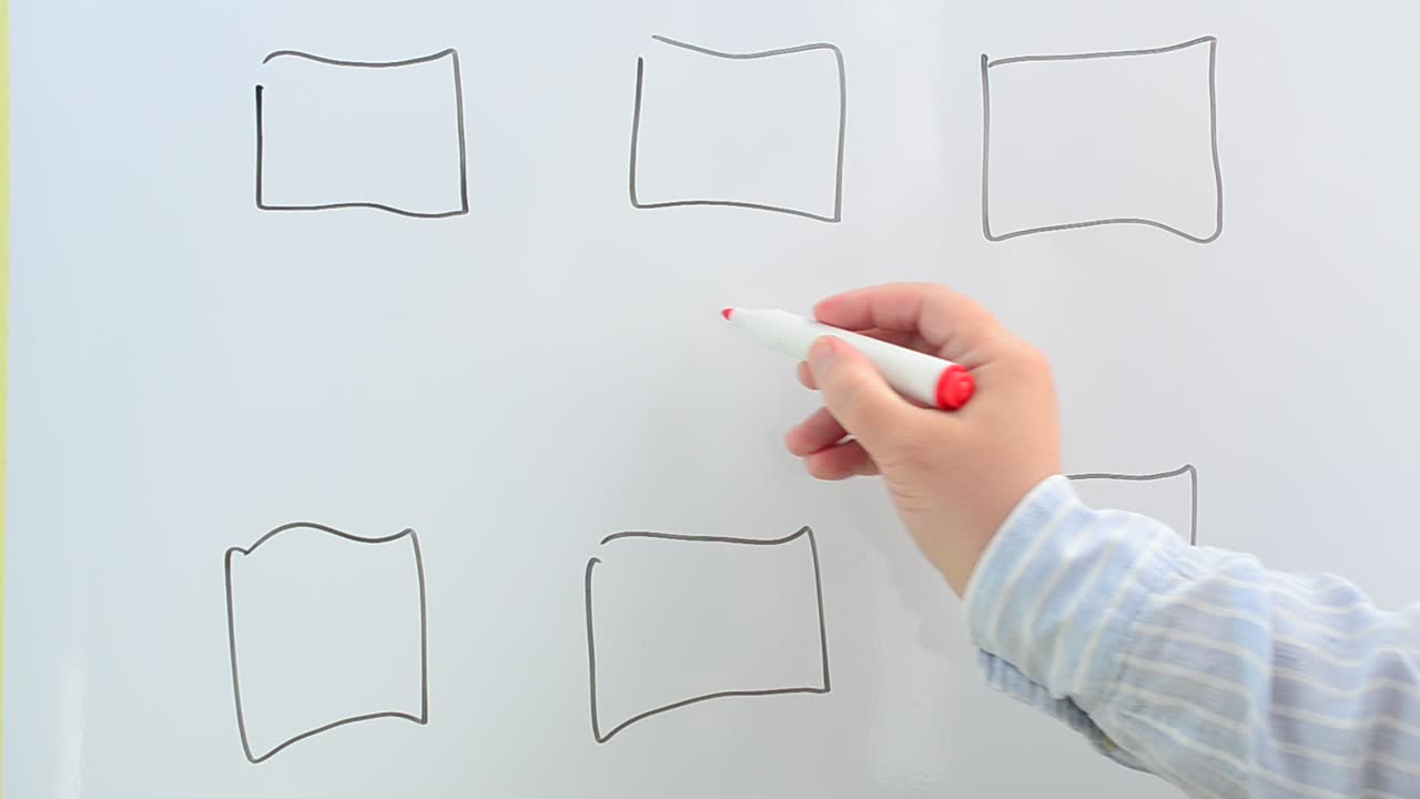 Disegniamo lo schema a blocchi su una lavagna con un pennarello. Disegniamo un pennarello.