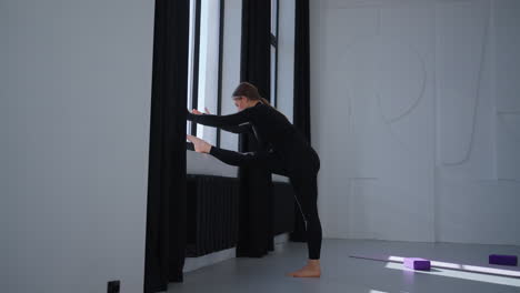 mujer practicando yoga en un estudio