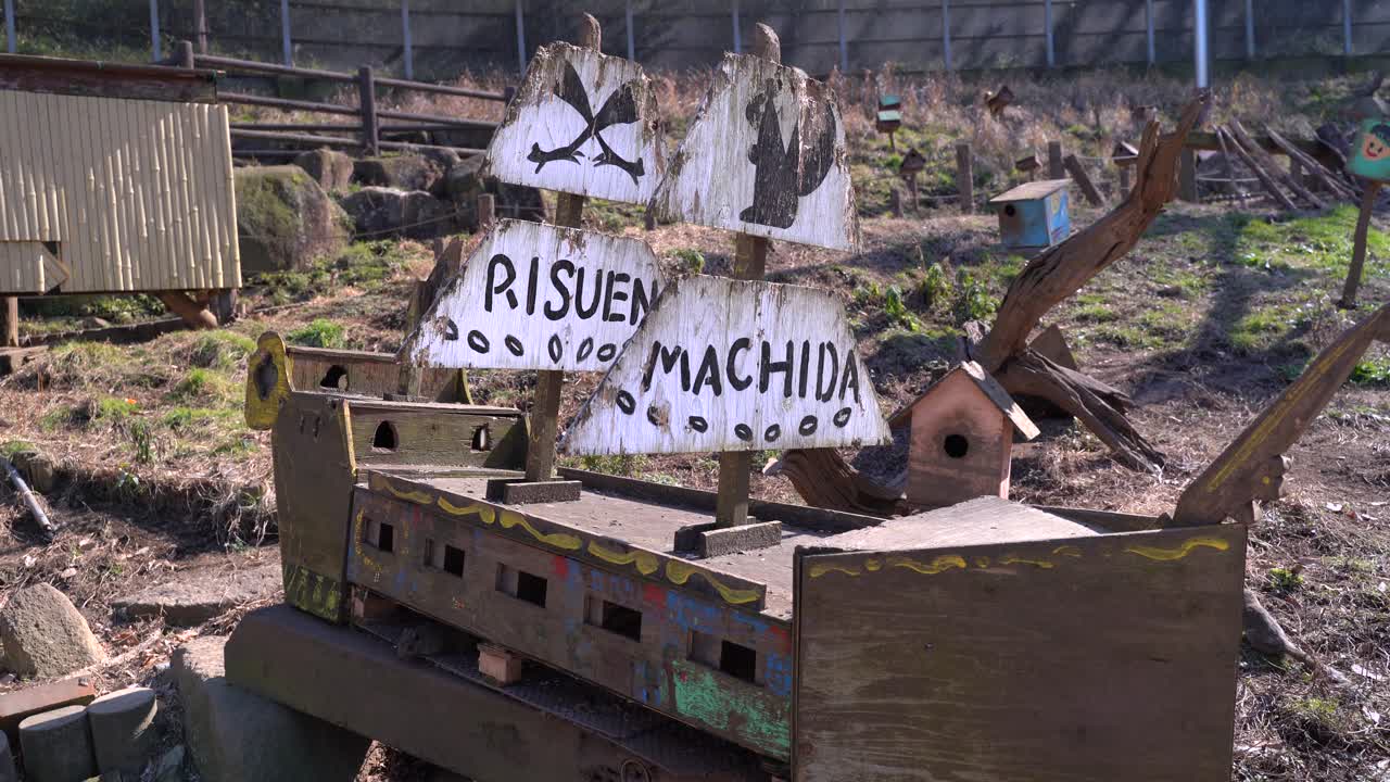 일본 도쿄에 있는 마치다 다람쥐 공원의 폐쇄된 지역을 돌아다니는 사랑스러운 다람쥐 - 중간 샷