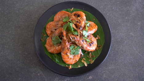 fried shrimp with garlic on plate