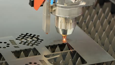 corte láser cnc de metal, tecnología industrial moderna.