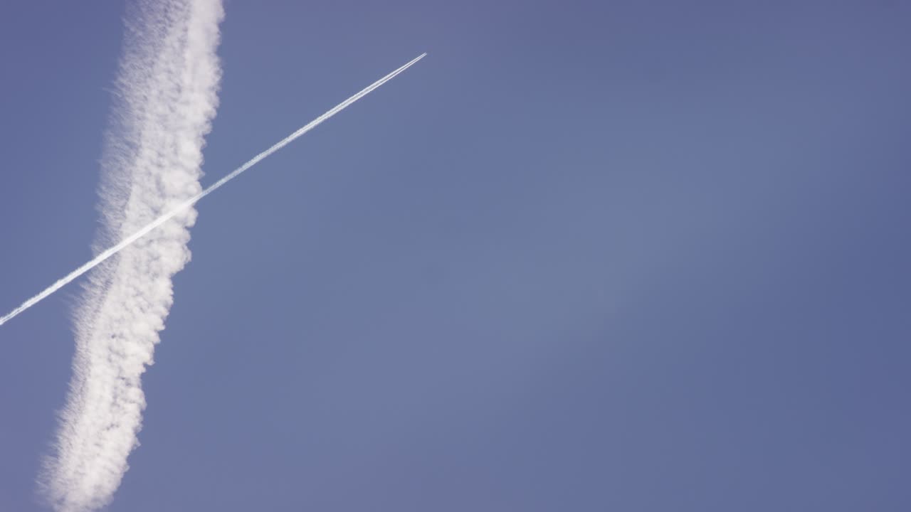 контралы самолета в небе.