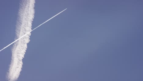 contrails de avión en el cielo