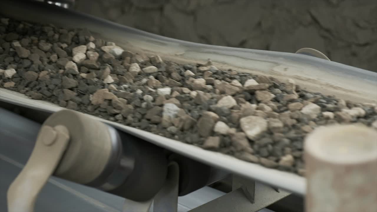 transportador de cinta, elevador frío y tolva para suministrar agregado frío desde el contenedor frío