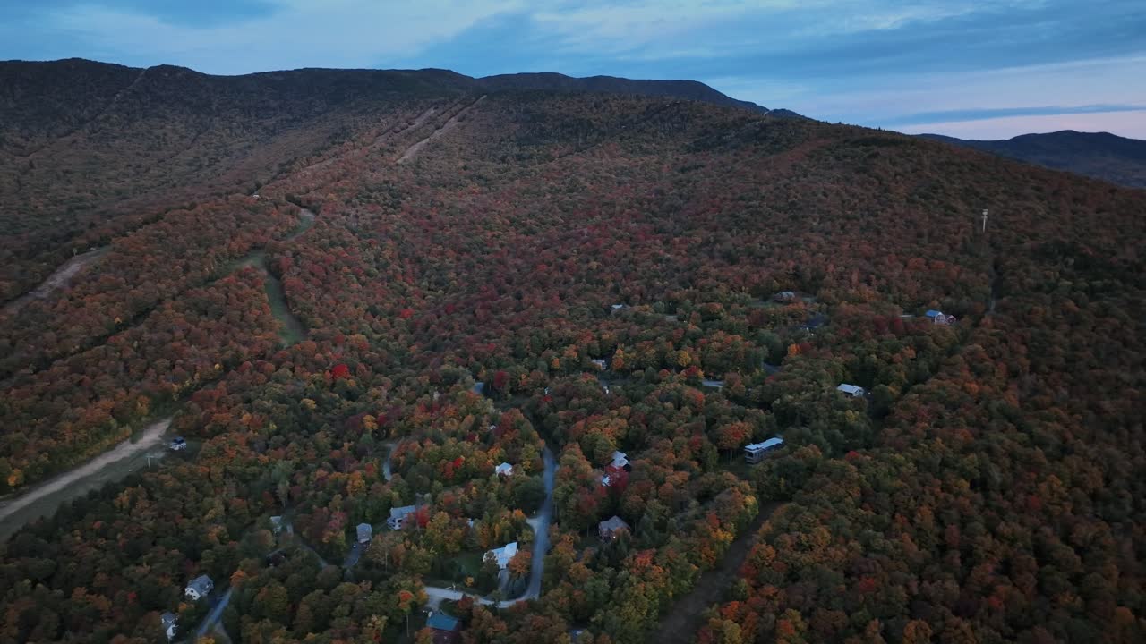 vista aérea de la estación de esquí de killington en colores de otoño en el condado de rutland, vermont, estados unidos