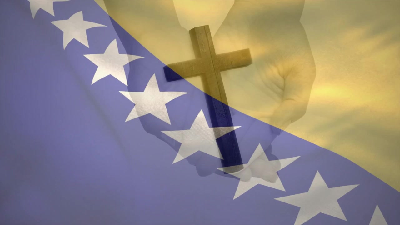 Bandiera bosniaca che sventola, mani che stringono una croce di legno, a simboleggiare la continua fede nazionale.
