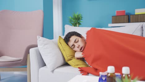 la madre cuida a su hijo enfermo, le da medicina para recuperarse.