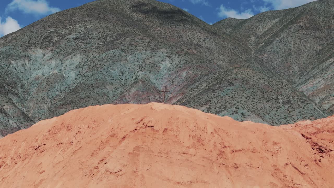 산맥 의 언덕 꼭대기 에 있는 나무 십자가