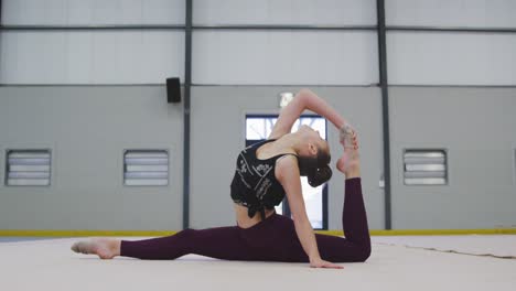 gimnasta femenina actuando en el salón de deportes