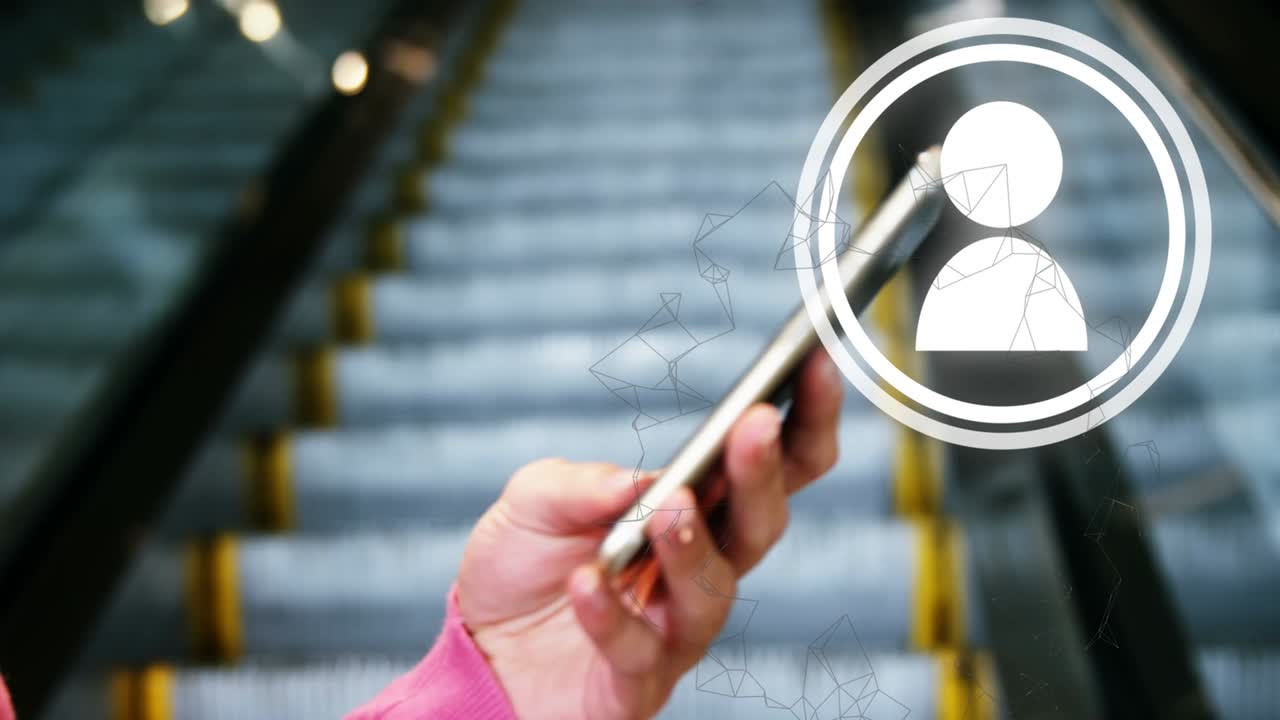 animación de la red de conexiones y el icono de las personas sobre la mujer que usa un teléfono inteligente