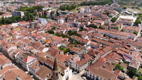 Volando-Sobre-La-Iglesia-Medieval-E-Histórica-Y-La-Ciudad-De-Tomar,-Portugal