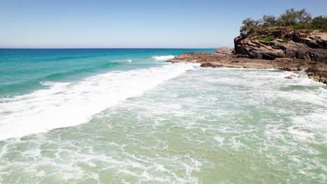 tomada de un avión no tripulado de la pintoresca playa de noosa, australia