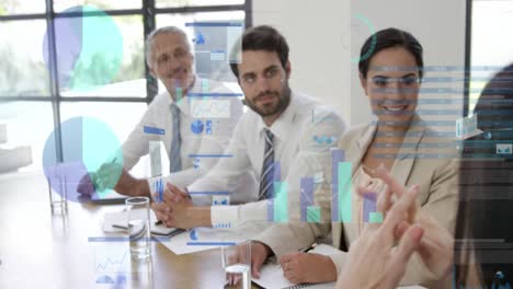animación del procesamiento de datos sobre la vista trasera de una mujer de negocios hablando con diversos colegas en la oficina