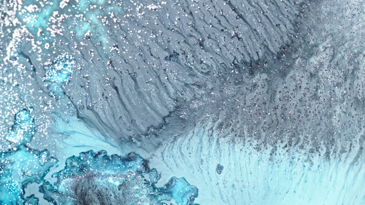 추상적인 파란색과 은색의 질감과 반이는 하이라이트, 평온과 경이로움을 불러일으킨다.