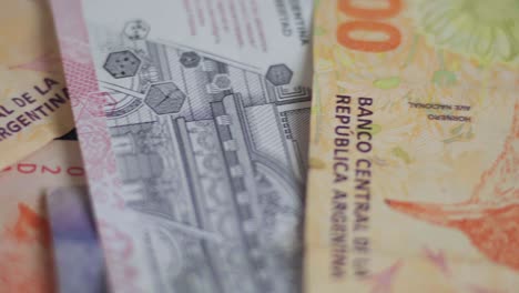 primer plano de billetes argentinos de diferentes denominaciones, desplazándose de izquierda a derecha