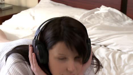 Mujer-Soñadora-Escuchando-Música