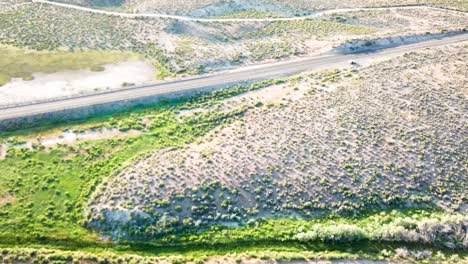 Wüstenautobahn-Bei-Sonnenuntergang-Und-Abenddämmerung-Mit-Einem-Schlangenfluss-Und-Hochebenen-Von-Einer-Drohne-Im-1080p-Sommer-2018
