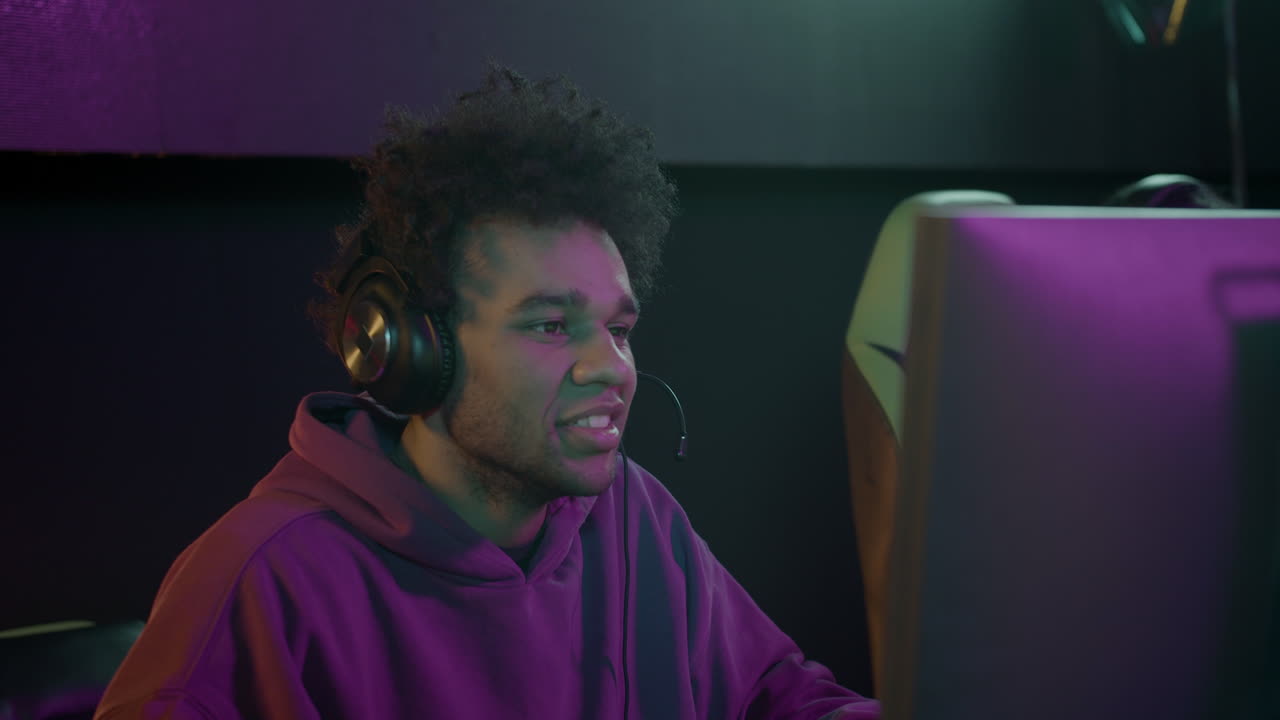 정원에서 그녀의 작은 개를 쓰다듬는 여성