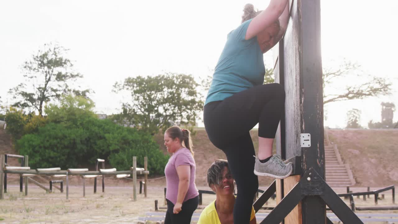여자 친구 들 이 함께 부트 캠프 에서 운동 을 즐기고 있다