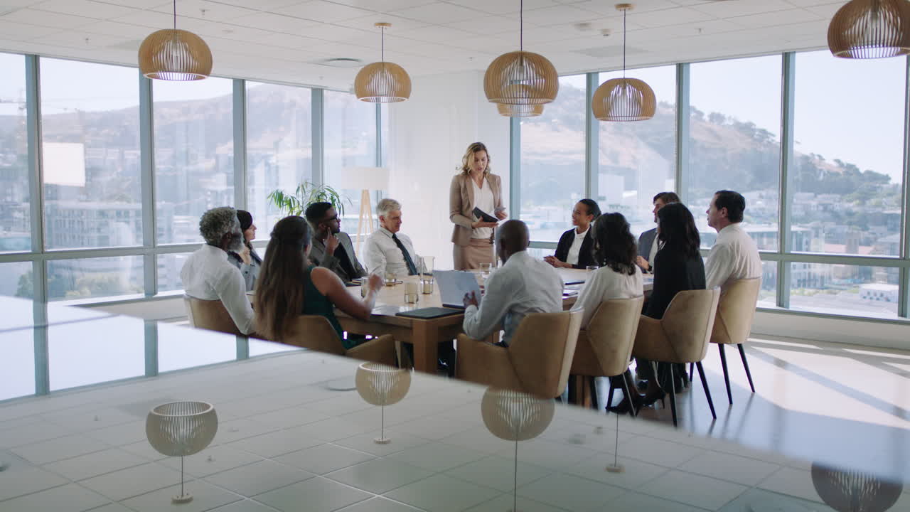 mujer líder de equipo de negocios discutiendo el proyecto con sus colegas compartiendo ideas creativas en la oficina estrategia de planificación de reuniones 4k