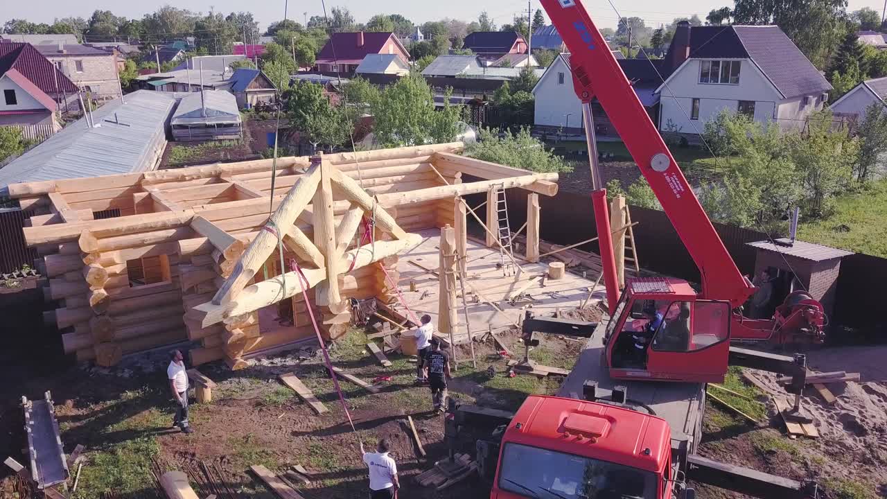 construcción de cabañas de madera con grúa