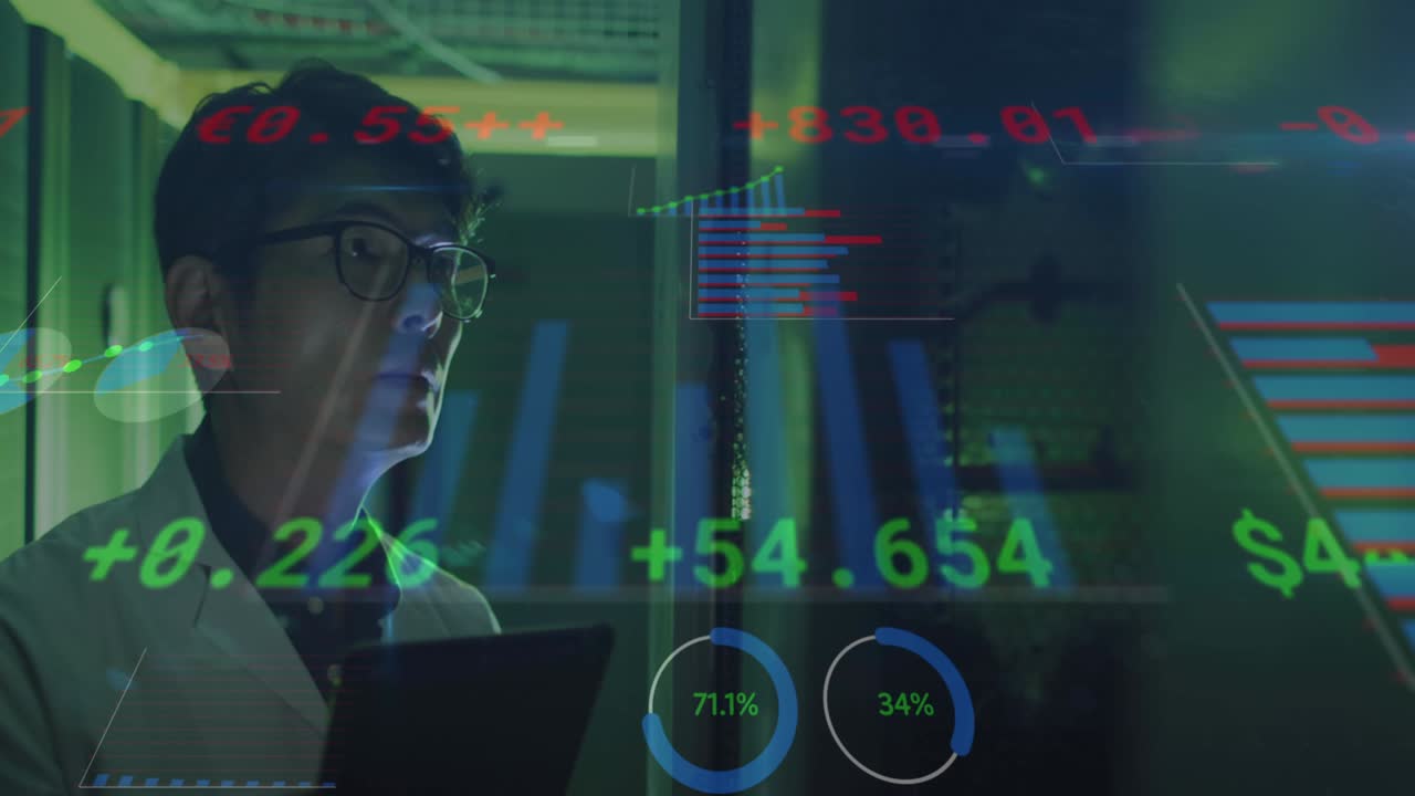 Animasjon av databehandling over asiatisk mannlig IT-ingeniør med nettbrett ved en dataserver.