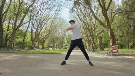 hombre estirándose en un parque