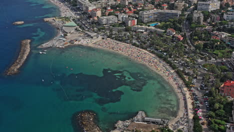 Antibes-Francia-Antena-V44-Establecimiento-De-Tiro-Vista-De-Pájaro-Drone-Volando-A-Lo-Largo-De-Las-Playas-Costeras-De-Ponteil-Salis-Hacia-Port-De-La-Salis---Julio-De-2021