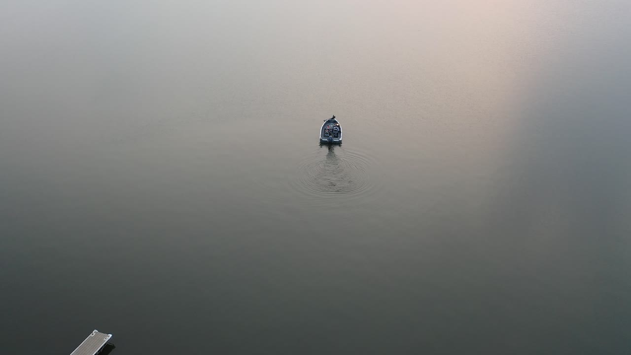 barco de pesca en un lago tranquilo