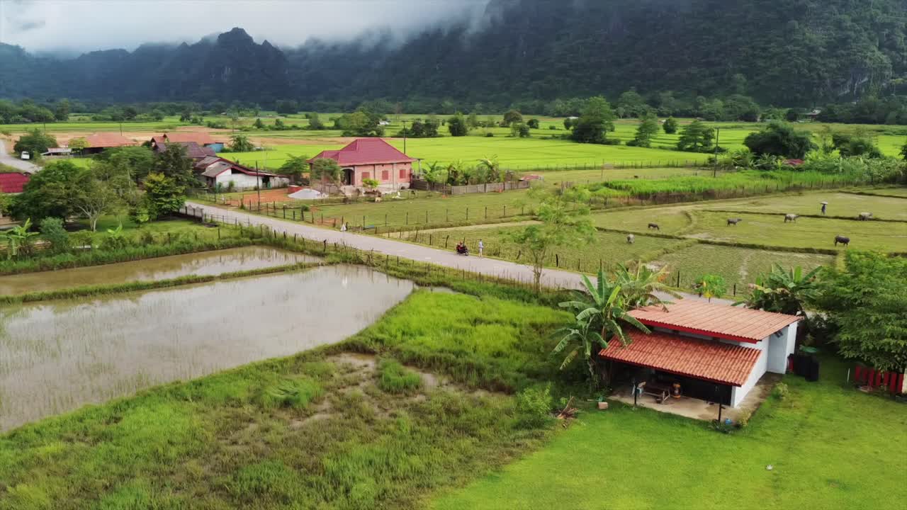 Filmato drone che ruota per rivelare il pittoresco villaggio di Naka, annidato nel cuore del Laos