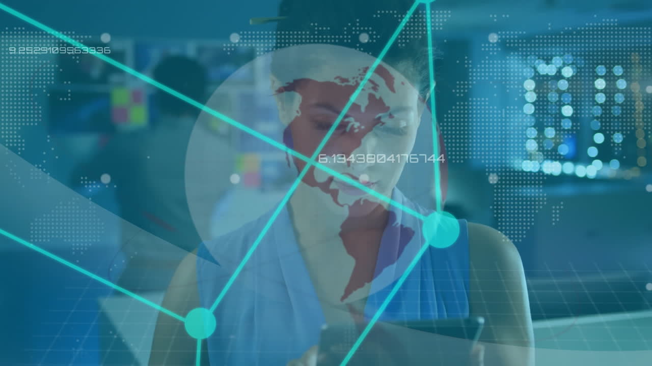 태블릿을 사용하는 사업가 여성에 대한 지구의 애니메이션과 데이터 처리