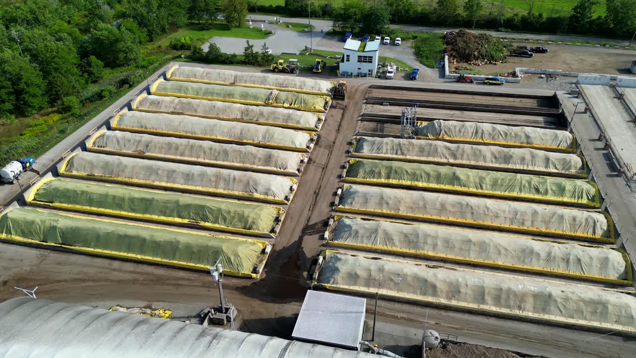 montones cubiertos de compost, fertilizante orgánico para uso agrícola