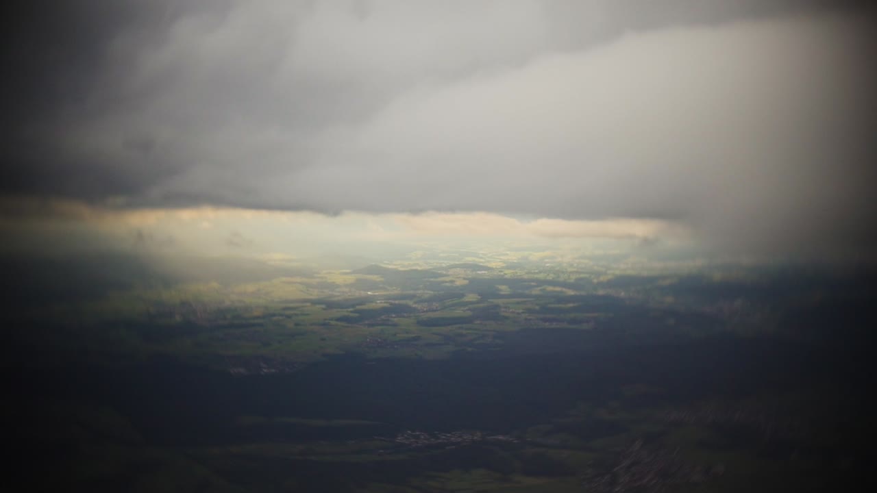 полет над облаками, вид из окна самолета - красивое голубое небо