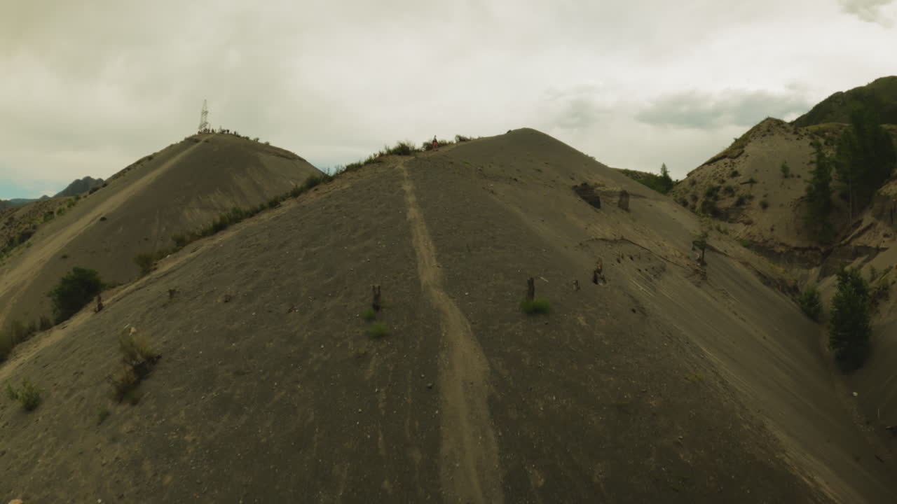 sendero en una gran cresta montañosa fpv drone. senderos de senderismo prometedoras aventuras atraen a los exploradores a abrazar el desafío. belleza del terreno de las tierras altas