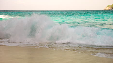 Olas-Rompiendo-En-La-Playa-De-Bali,-Indonesia---Playa-Tropical