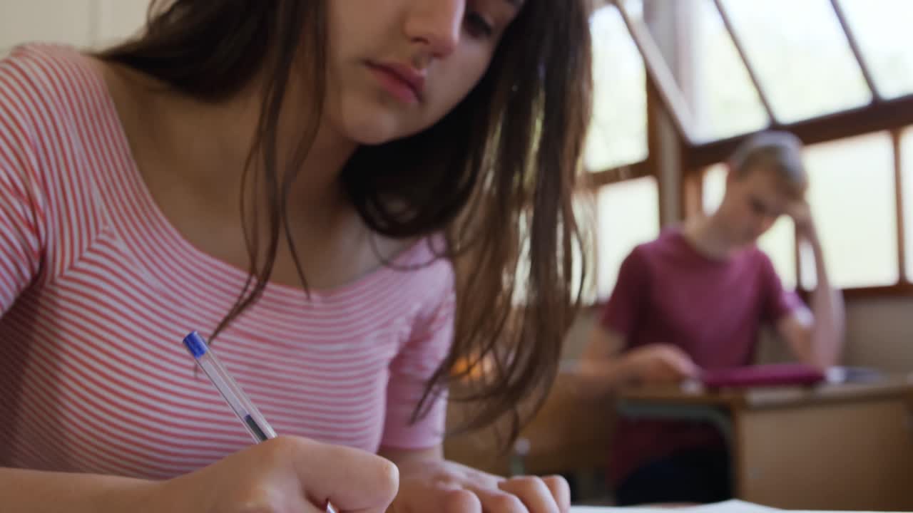 adolescentes en un aula de escuela