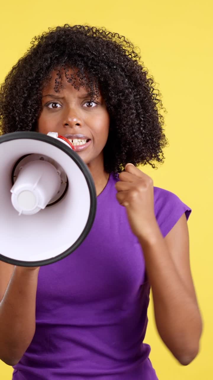 Mulher Gritando com Megafone e Expressando Emoções Fortes