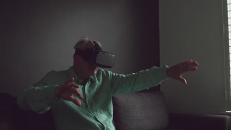 hombre sénior en auriculares vr