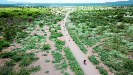 Motociclistas-En-Una-Aventura-Todoterreno-Alrededor-Del-Lago-Magadi-En-Kenia