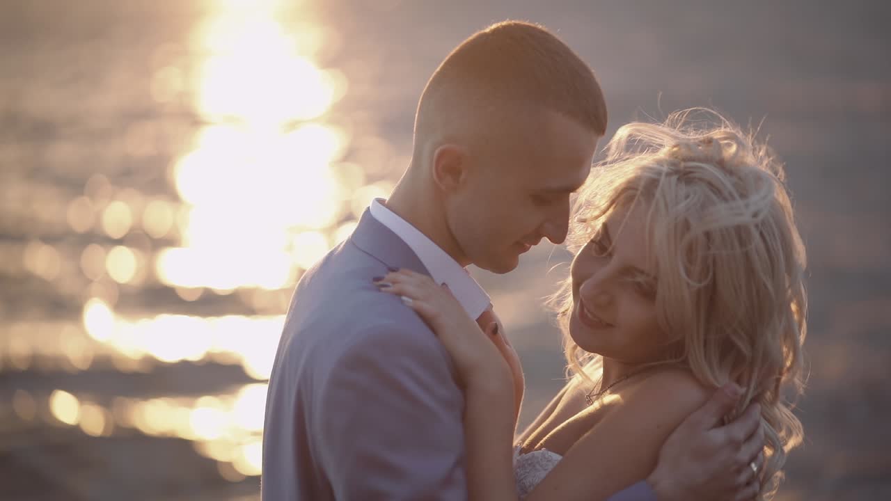 una pareja de bodas, un novio y una novia encantadores, una familia feliz, un hombre y una mujer enamorados.
